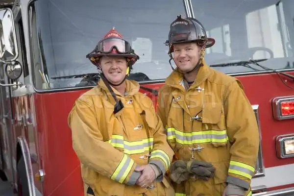 微笑 · 头盔 / portrait of two firefighters by a fire engine