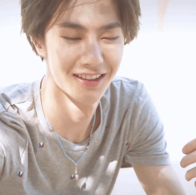 王一博看手机动图