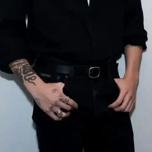 田柾国#  蛇形纹身是煮锅身体上的性感符号