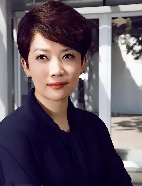 回顾央视主持人王端端嫁给同行丈夫很幸福直播时落泪被质疑