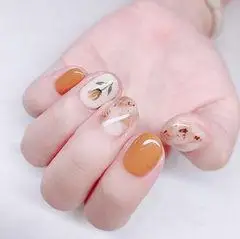 圆形橙色棕色晕染手绘花朵短指甲美甲图片