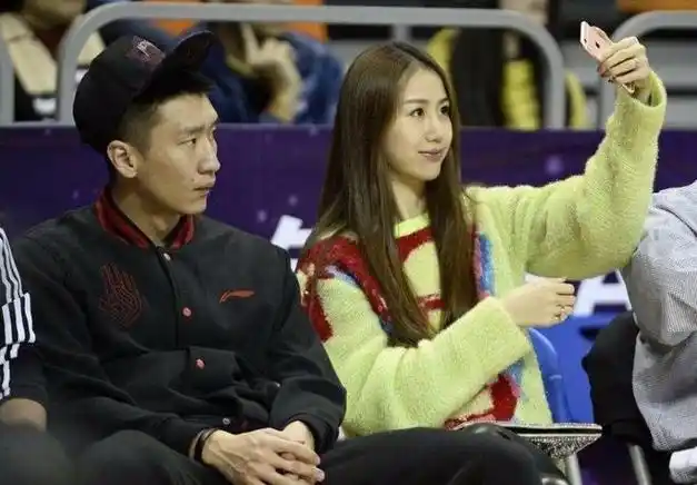 曝52岁汪峰娶网红陈露两人逛街被偶遇女方社交账号曝光很幸福