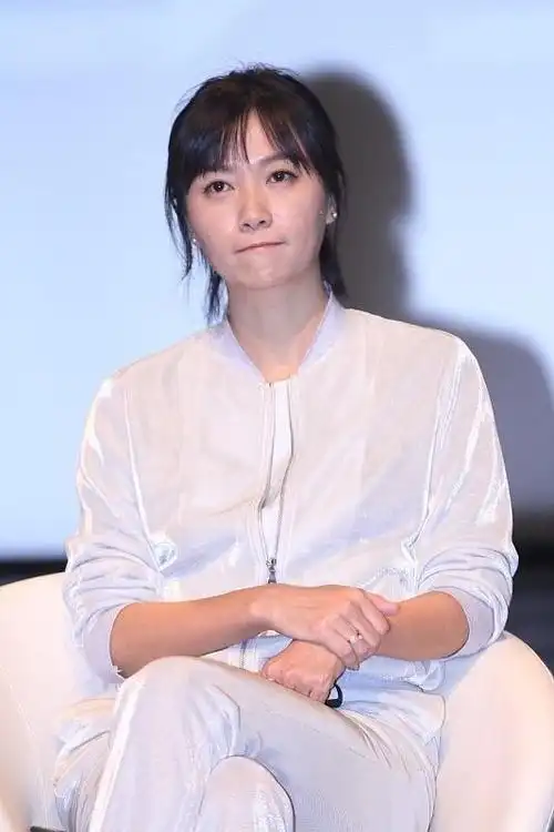 娃娃脸太有优势了,徐静蕾穿校园风百褶裙好元气,真不像中年人