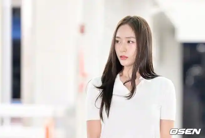 【晶吧搬运】240424郑秀晶超话机场出发新闻图多p  前往拉夫劳伦2024