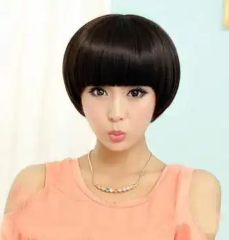 比如,选择简单干净的发型及线条流畅,利落,挺括的长短搭配,这能弱化