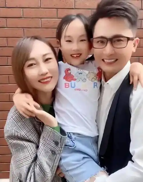 央视主持人杨帆:娶平凡妻子李飒,婚后生两女,日子过得有滋有味_比赛