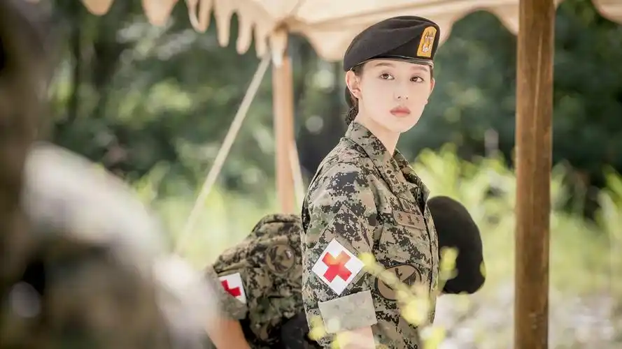 太阳的后裔尹明珠剧照壁纸