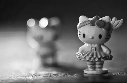 是个小女孩,但这个小女孩是有幸福童年的英国儿童,至于形象为什么是猫