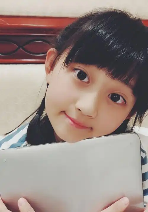 还记得童星小葡萄吗?本名项滢璇,近期的照片简直太美了,迷死人