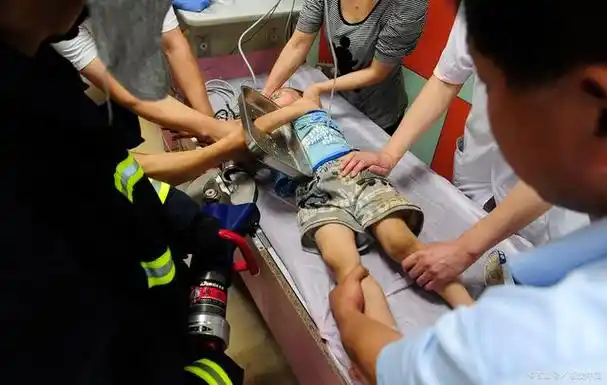 10岁男童物业大厅捉迷藏触电身亡,一细节引家长质疑,当地回应