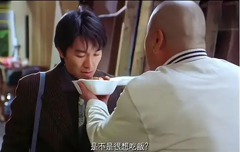 周星驰想要拿盒饭却被数次刁难,把一个不受重视的小龙套演