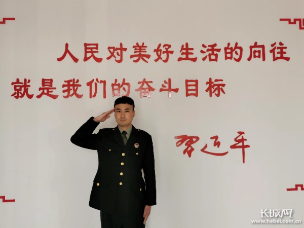 石家庄市鹿泉区获鹿镇贺庄村退伍军人王壮再次穿上军装向部队致敬.