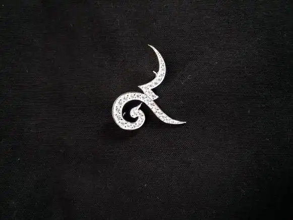 泰国数字"9"胸针,代表泰国国王拉玛9.