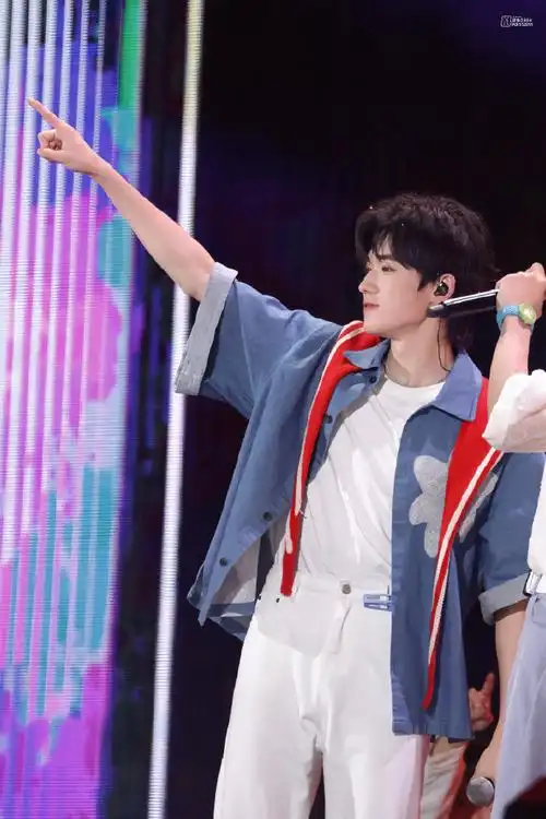 宋亚轩超话95#宋亚轩人气#你也看见和我们同片天空下浅空天胧色的