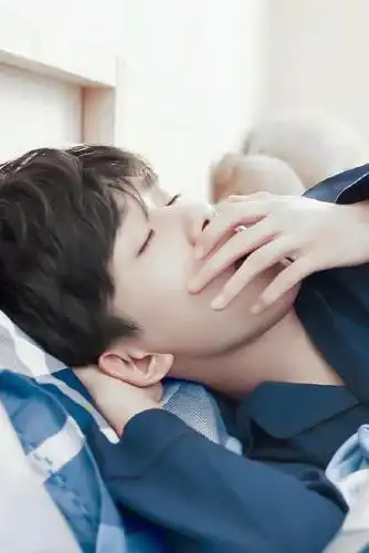 千姿百态的男星睡觉姿势王俊凯真是特别他的睡姿最帅
