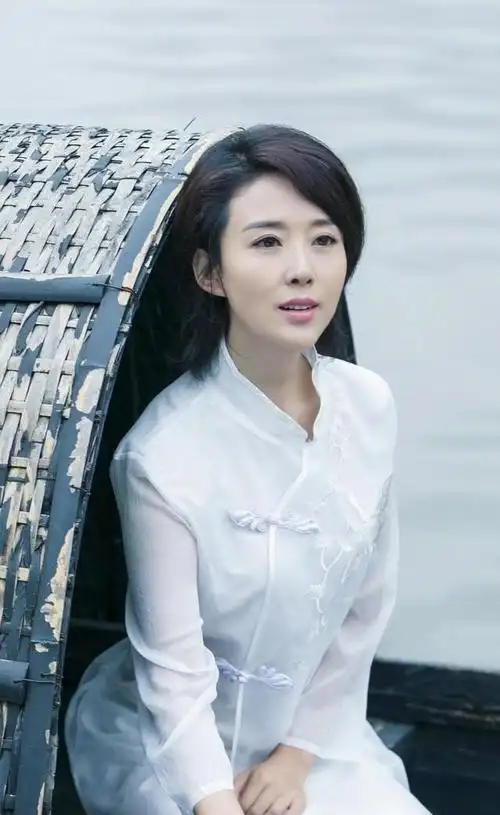 颜丹晨真是40女人的骄傲穿深v领薄纱连衣裙大方秀出好身材