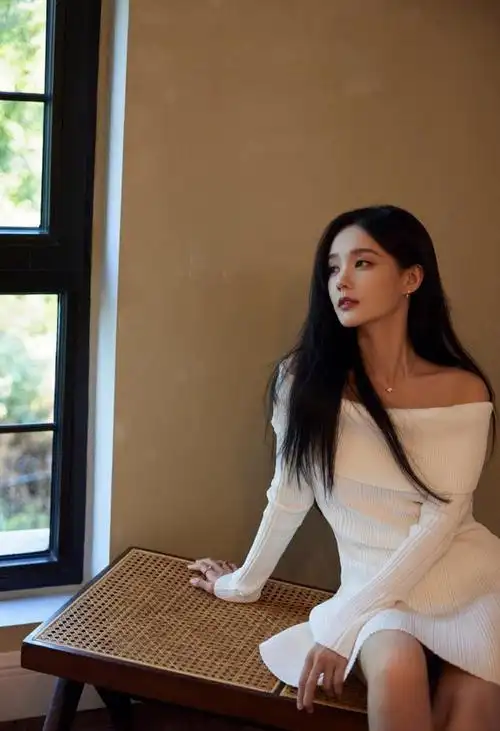 李一桐的魅力释放:白色露肩长裙诠释独特气质