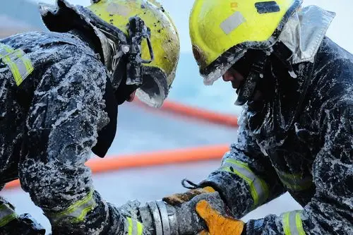 消防官兵灭火成"冰马俑" - 摄影大赛2017 - 国家地理中文网