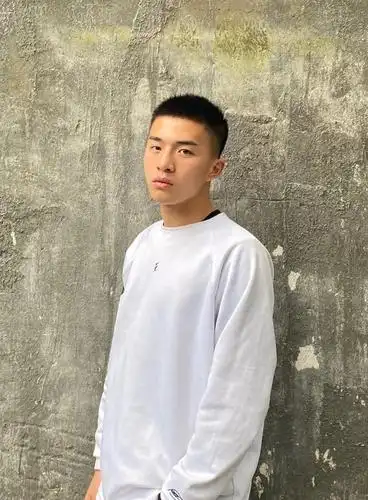 网友抓拍寸头高中体育生,值你得你细品!