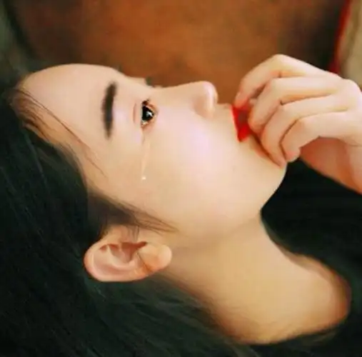 一秒泪崩难过的图片00