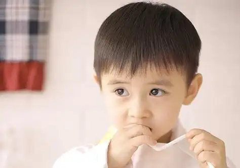 上幼儿园的五岁小男孩头发乌黑健康,初秋妈妈不要把儿子的头发留的太