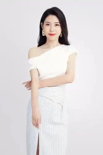 佛山电视台主持人刘畅,大方得体,气质稳重,穿着成熟又不失风尚,是观众