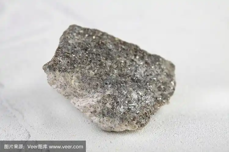 天然矿物岩石标本-原砷黄铁矿石白色水泥背景,来自kachkarskoe,乌拉尔