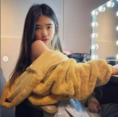 曹格晒女儿近照11岁grace长发披肩青春洋溢