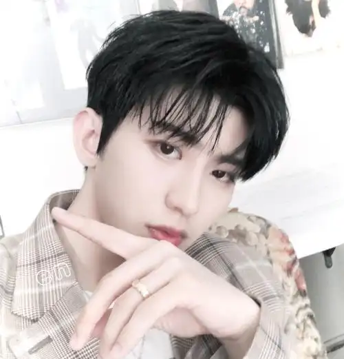 蔡徐坤浅色系头像