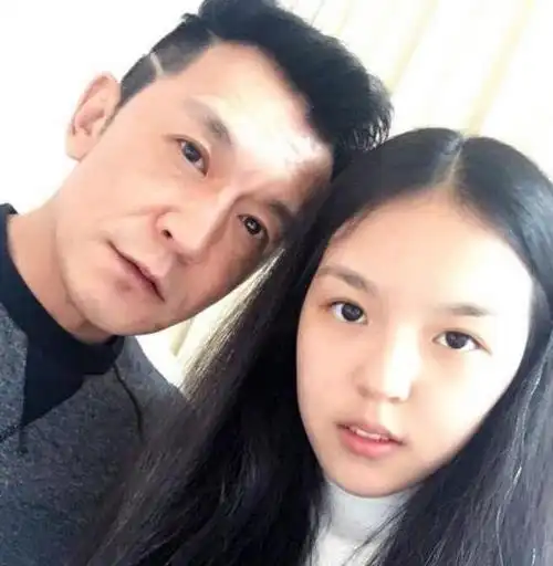 主持人李咏病逝3年与他相濡以沫26年的妻子哈文坚持不改嫁