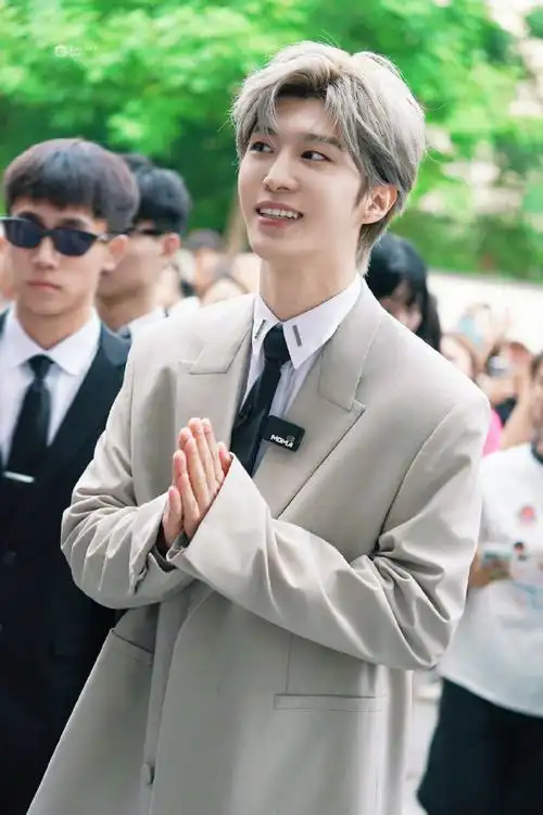 范丞丞请把浅发色焊在头上##明星爱大牌