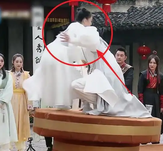 蔡徐坤抱着张韶涵的时候手部位置引热议真实素质一瞧便知