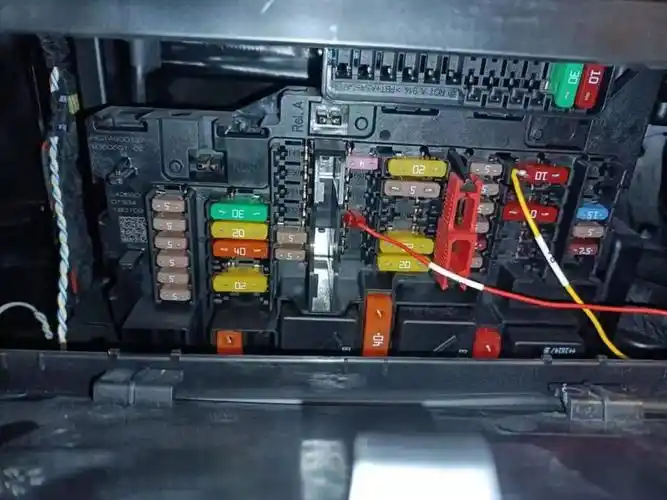 宝马各车系保险盒位置及取电说明新增x120款3系附小编微信