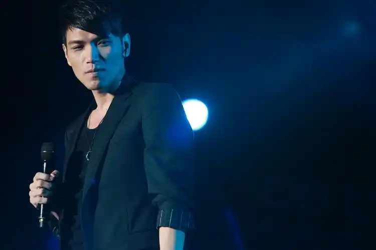 杨宗纬参加"东方风云榜季选音乐营" 深情献唱三首新歌打动全场