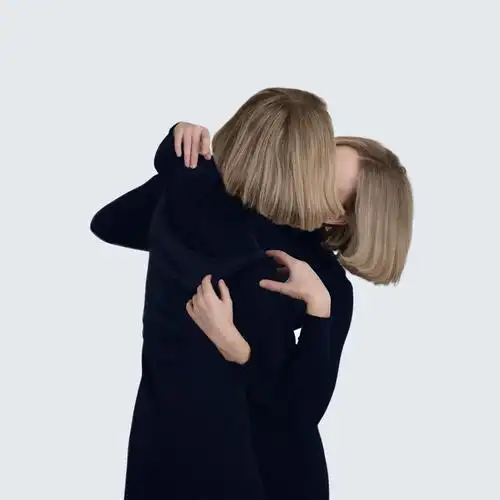 有没有欧美两个人抱一起的甜蜜头像? - 知乎