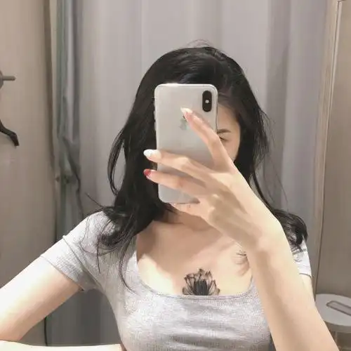 女生胸前花朵纹身图案