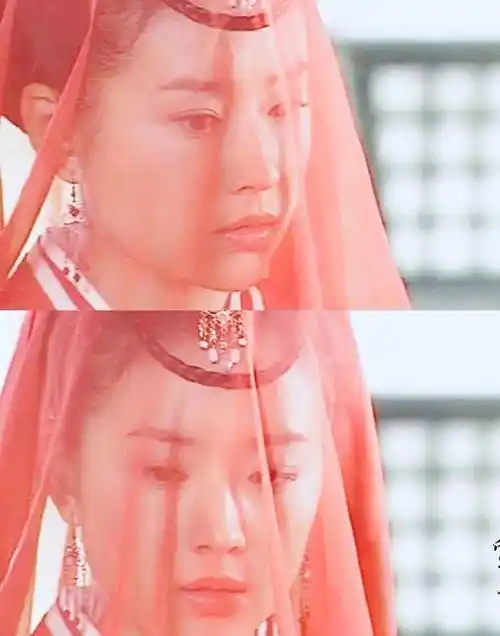 年轻时董洁出演的祝英台清丽温婉,完全不输之前出演的冷清秋