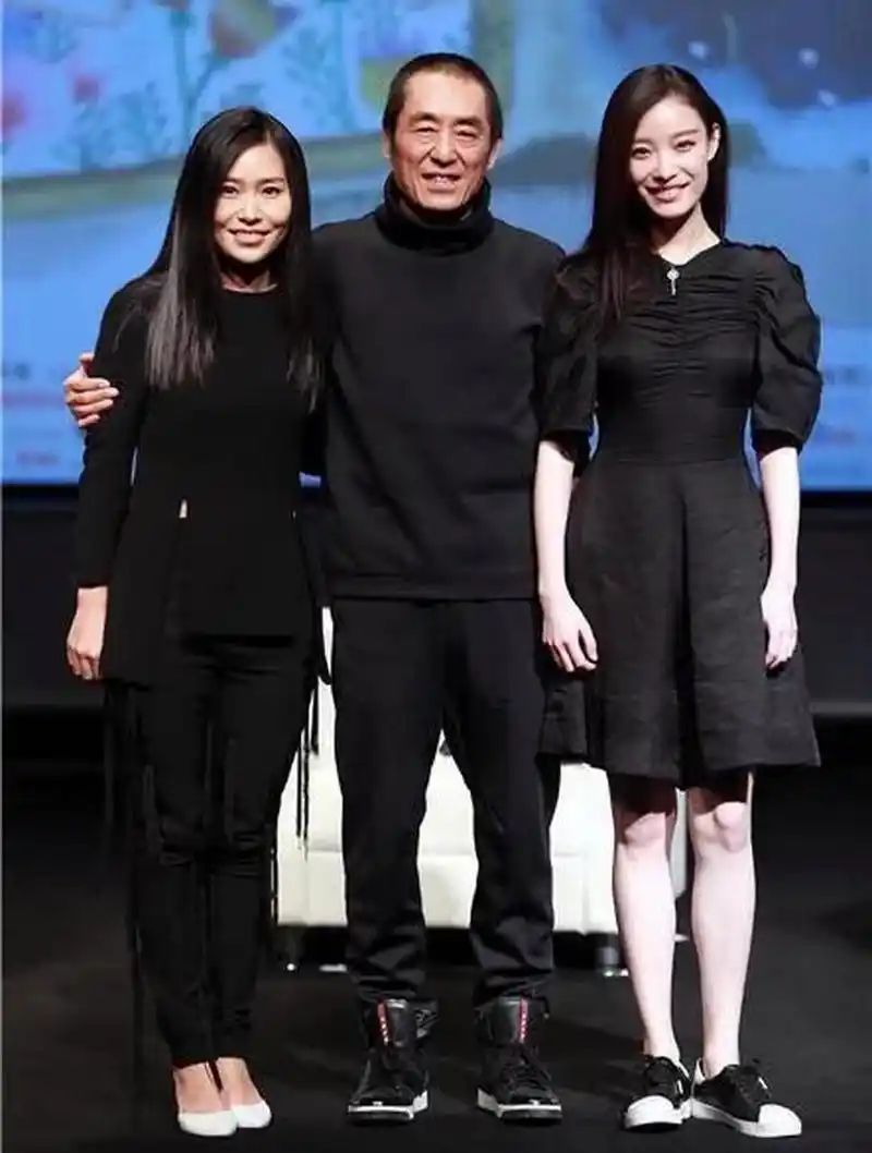 哇塞……倪妮穿着平底鞋都比张导高,倪妮到底有多高?