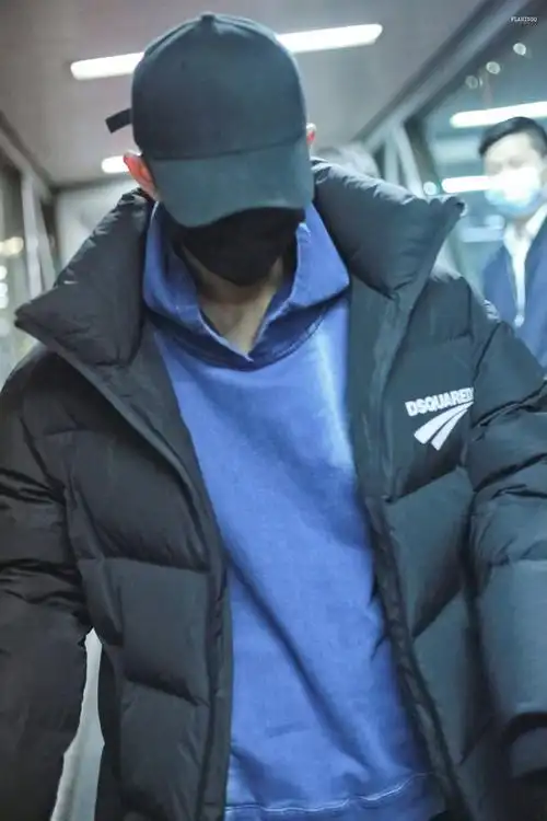 易烊千玺北京启程杭州 口罩烊崽帅气炸街