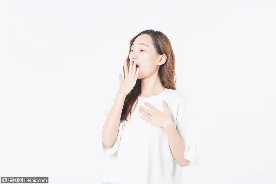 年轻女性打哈欠