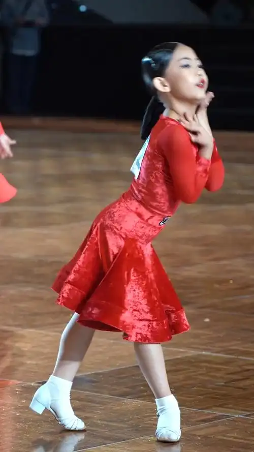 敬淇淑6岁的小姑娘,跳起拉丁舞也是一点也不怯场,棒棒的
