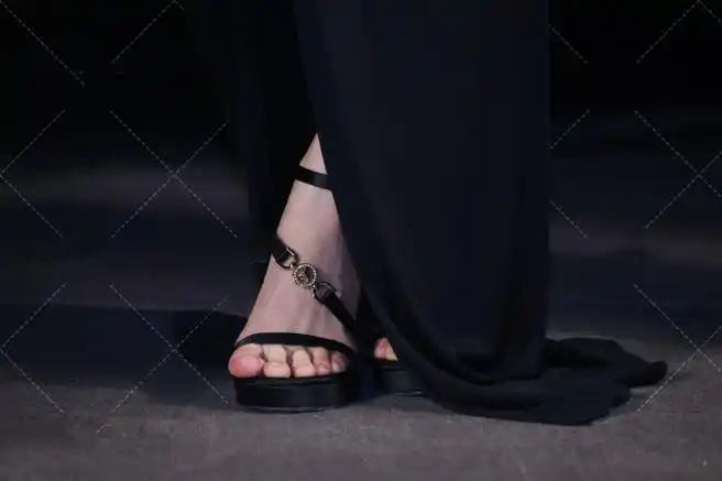 赵露思黑色蝴蝶美甲