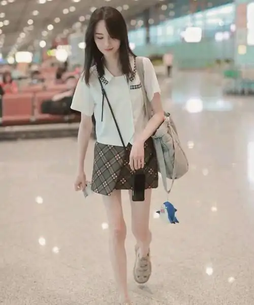 郑爽太会穿啦身穿一件白色衬衫搭配a字格子短裙气质清新甜美