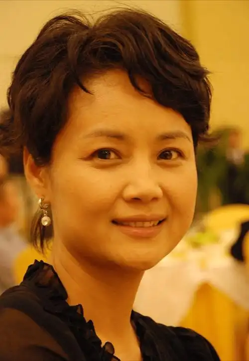 "苏麻喇姑"茹萍也老了,纽扣连衣裙显身材,脸型饱满但皱纹清晰