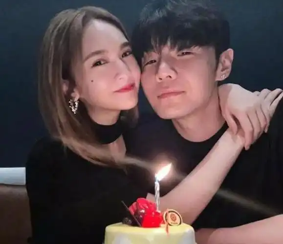 李荣浩提前为杨丞琳庆生,两人脸颊紧贴,网友:这狗粮不要太甜!