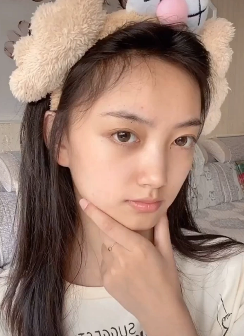 青岛大学"举牌小姐姐"走红,一夜涨粉50万,晒素颜照获网友称赞