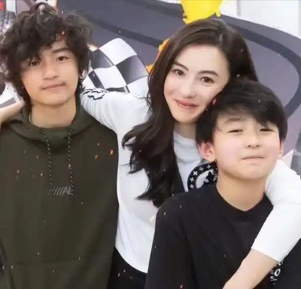张柏芝42岁生日俩大儿子同时出境却不见小儿子被指有所隐藏