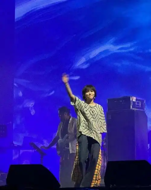 在这组照片中,窦靖童的妆容造型也非常抢眼.