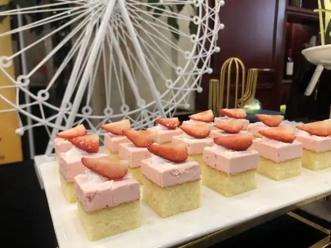 仟禧茶歇冷餐&草莓慕斯展示