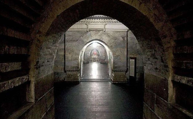 万历皇帝的墓陵是怎么挖掘的,为什么要在墓中放公鸡?